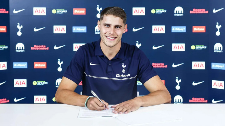 Micky van de Ven Resmi Perpanjang Kontrak di Tottenham