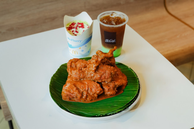 Ayam Krispy McD Kari Medan, Es Kopi Klepon, dan McFlurry Pisang Ijo. Dok. Ist