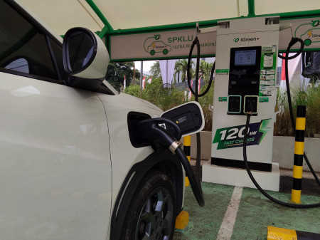iGreen+ Bikin SPKLU Ultra Fast Charging di Kantor Pusat Pos Indonesia Jakarta