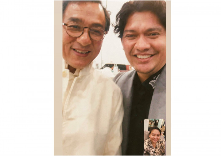 Momen Iko Uwais Dipanggil Jackie Chan Naik ke Atas Panggung