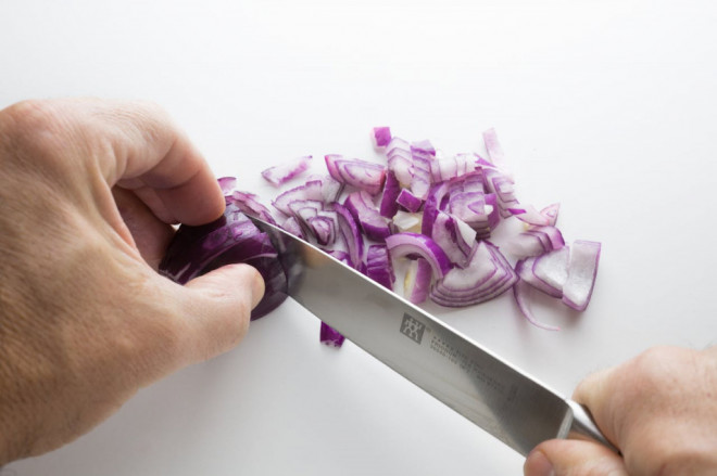Memotong bawang merah. Dok: gettyimages