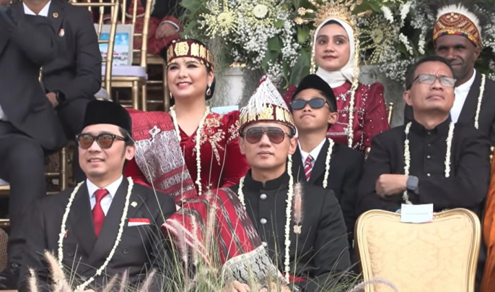 Tampil Gagah dan Anggun, AHY dan Annisa Pohan Kenakan Busana Adat Batak Toba di Istana Merdeka