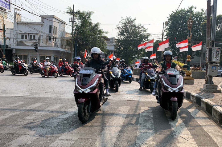 Ribuan Bikers Honda PCX Sambut HUT ke-81 RI dari Atas Jok Motor
