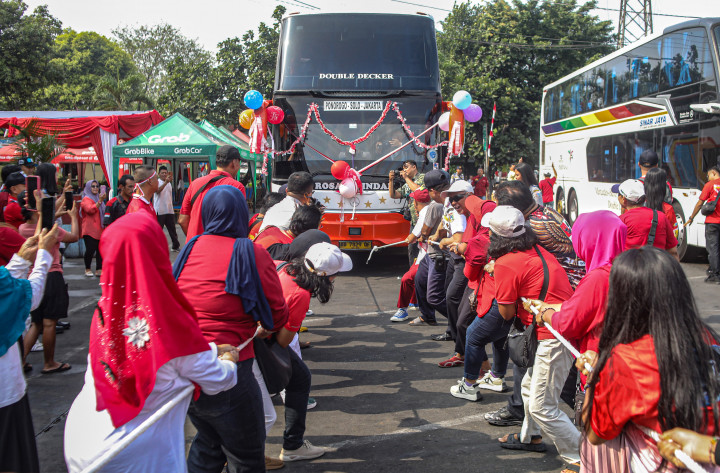 Petugas Terminal hingga Karyawan PO Bus Ramaikan Lomba Tarik Bus
