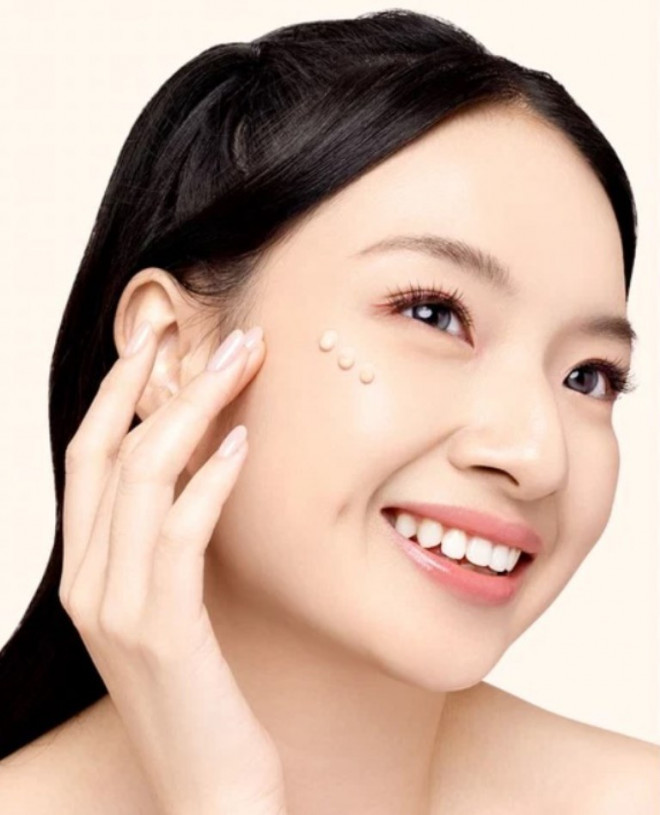   Foundation berat bikin gerah? 4 skin tint anti-dempul ini ringan banget dan juara buat seharian!  (Foto: Dok. Glad2Glow)