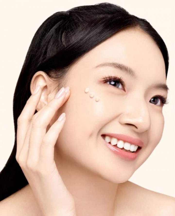   Foundation berat bikin gerah? 4 skin tint anti-dempul ini ringan banget dan juara buat seharian!  (Foto: Dok. Glad2Glow)