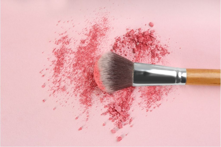 Bikin Muka Auto Fresh! 4 Blush On Lokal Ini Warnanya Pigmented & Tahan Seharian