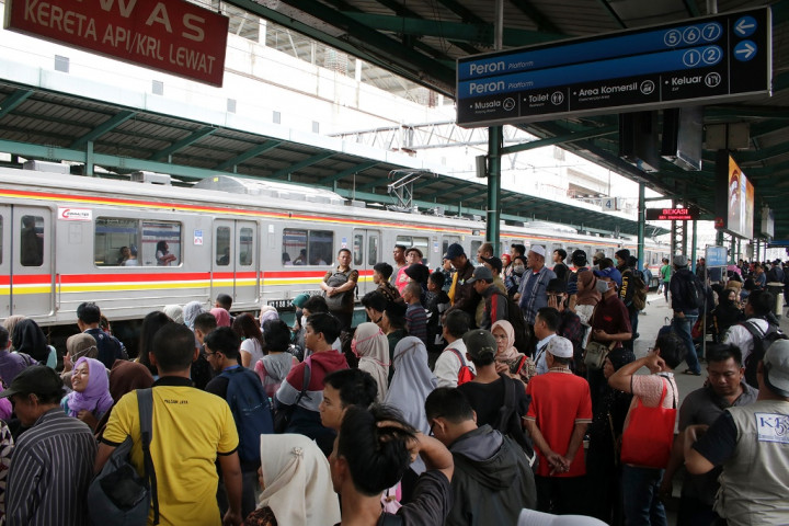 KRL Bogor-Jakarta Tertemper di Cawang-Tebet, Perjalanan Penumpang Kena Imbas