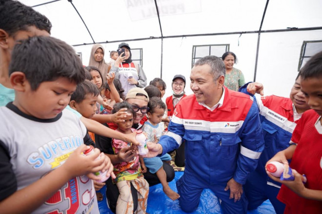 Pertamina Patra Niaga menyalurkan bantuan logistik, layanan kesehatan, hingga pendampingan psikologis bagi korban gempa NTT. Foto: Pertammina.