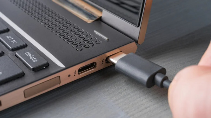 Ngecas HP Pakai Charger Laptop USB-C, Ini Aman atau Bisa Merusak HP?