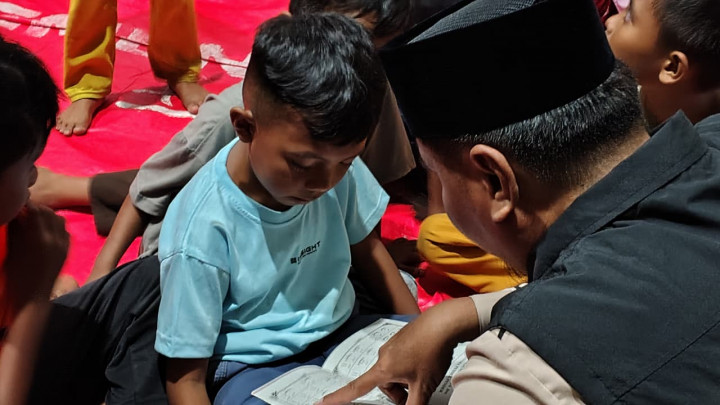 Tikar Terpal dan Ayat-Ayat Suci yang Menghangatkan Malam