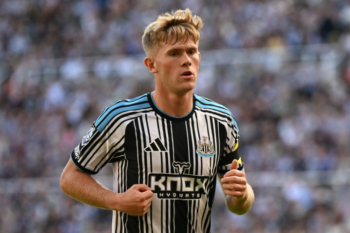 Ditinggal Banyak Bintang, Newcastle tak Berniat Jual Hall ke Man United
