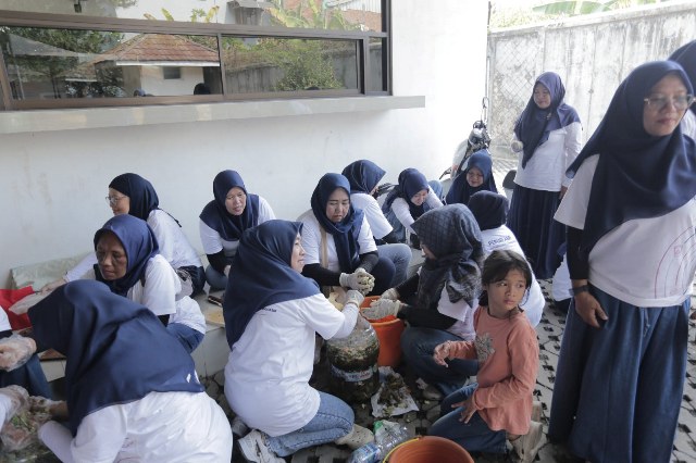 Sampah Rumah Tangga Bisa Diolah Jadi Sumber Penghasilan