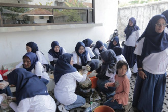 Sampah Rumah Tangga Bisa Diolah Jadi Sumber Penghasilan