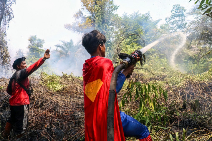 ​Superman Bantu Padamkan Karhutla di Palangkaraya