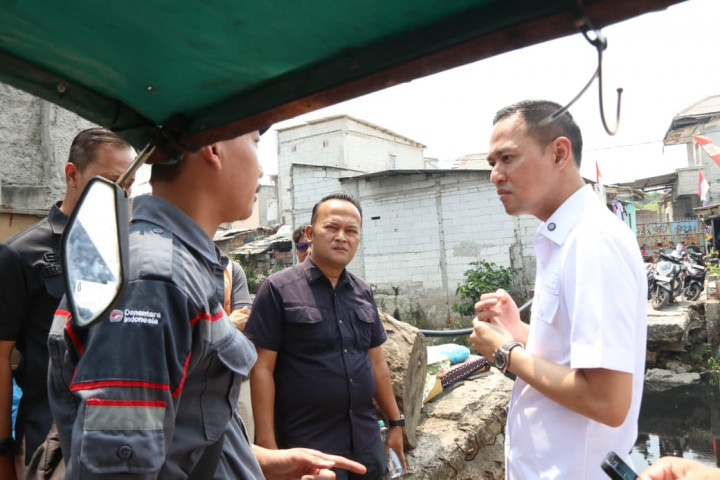 Dua Tahun Gunakan Jembatan Bambu, Gias Kumari Putra Desak Perbaikan Akses Warga Tegal Alur