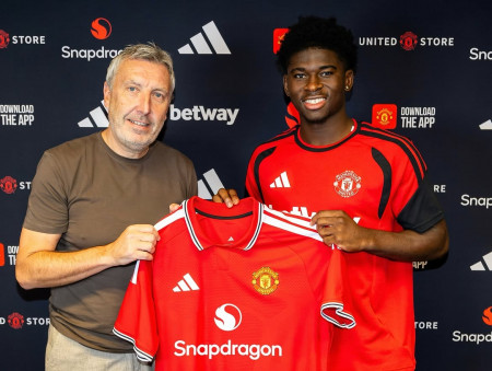 Carlos Baleba Resmi Gabung Manchester United dengan Kontrak Lima Tahun