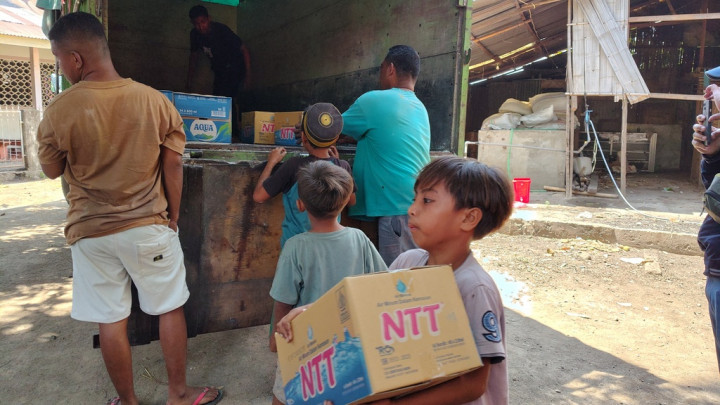 Bahu-Membahu di Samping Gereja: Tawa Anak-Anak Sambut Bantuan Tanggap Darurat