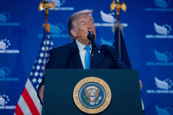 Trump Perintahkan Pengibaran Bendera Setengah Tiang untuk Dolly Parton