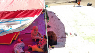 Sinyal Menyala Terus di Tengah Tenda Pengungsian