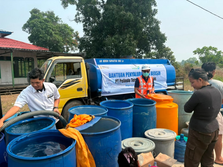 Kemarau dan Kabut Asap Melanda Kotawaringin Timur, Pelindo Salurkan 70 Tangki Air Bersih