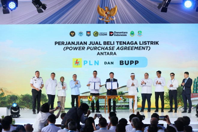 Disaksikan oleh Menteri Koordinator Bidang Pangan, Zulkifli Hasan (keempat dari kiri), Wakil Menteri Lingkungan Hidup, Diaz Hendropriyono (kedua dari kiri), Direktur Jenderal Energi Baru Terbarukan dan Konservasi Energi KESDM, Eniya Listiani Dewi (ketiga 
