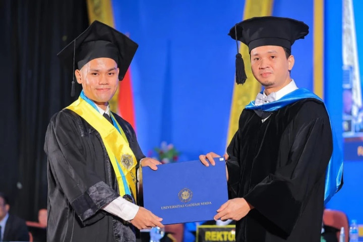 Umur 20 Tahun Sudah Sarjana! Ini Rahasia Ayyub Jadi Lulusan Termuda UGM