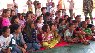 Nyanyian Pengusir Duka: Senyum Polos Anak Penyintas Gempa di