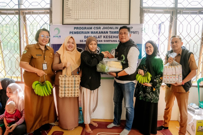 Jhonlin Group menyalurkan Pemberian Makanan Tambahan (PMT) bagi balita dan ibu hamil serta bantuan alat kesehatan di Posyandu Mawar. Foto: Istimewa