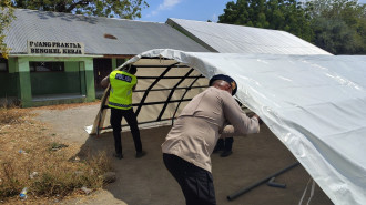 Tenda Darurat SMPN 1 Maumere: Saat Keringat Aparat Menjaga Asa