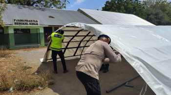 Tenda Darurat SMPN 1 Maumere: Saat Keringat Aparat Menjaga Asa Siswa