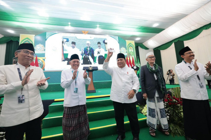 ​Presiden Prabowo Terima KTA NU saat Tutup Muktamar ke-35