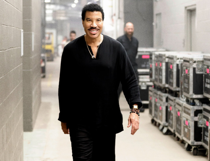 Lionel Richie Dilarikan ke Rumah Sakit Usai Konser Bersama Earth, Wind & Fire