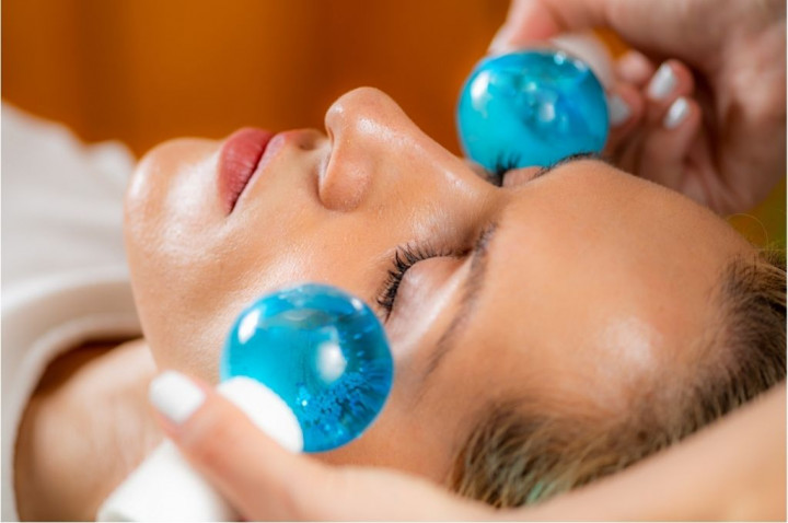 Bikin Muka Auto Fresh & Porless! Ini Manfaat Ice Facial yang Wajib Kamu Cobain