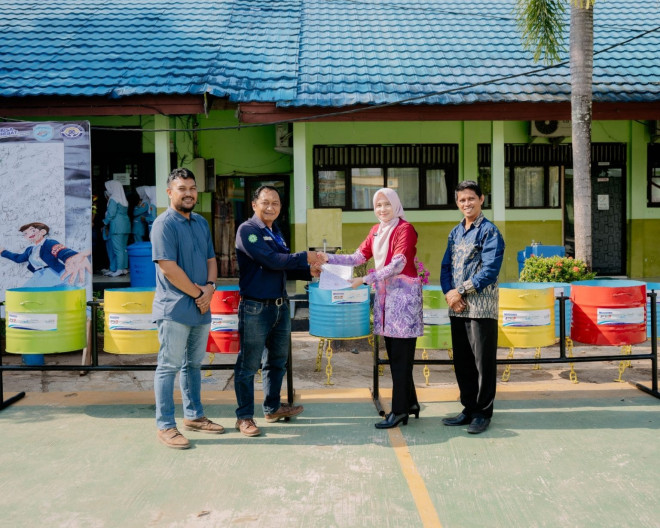 PT Jhonlin Marine Lines  menyerahkan 12 unit tong sampah kepada SMKN 2 Simpang Empat, Kabupaten Tanah Bumbu. 