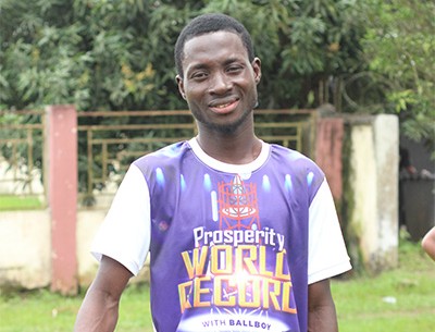 TONYE SOLOMON CETAK GUINNESS WORLD RECORDS, GOWES 31,2 KM SAMBIL SEIMBANGKAN BOLA