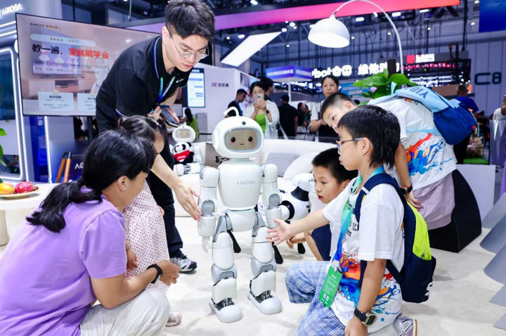 AiMOGA Resmi Perkenalkan Mobo di World Robot Conference 2026