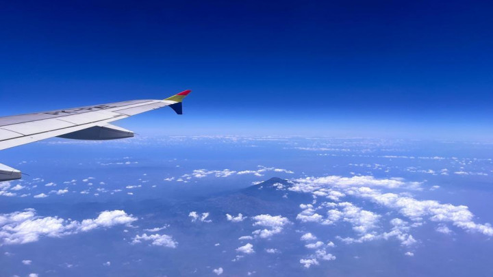 Langit Cerah Kok Pesawat Bisa Goyang? Ini Penyebab Turbulensi