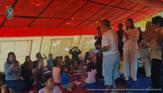 Menteri Pariwisata (Menpar) Widiyanti Putri Wardhana meninjau langsung Desa Adat Sade, Lombok Tengah, NTB. Foto: Bakom