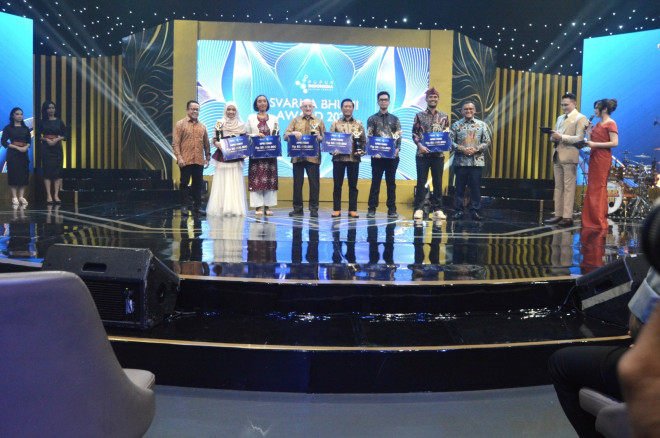 Tujuh penerima Svarna Bhumi Award 2026 berfoto bersama usai menerima penghargaan. (Foto: Metrotvnews.com/Widjokongko)