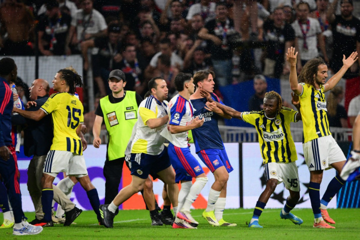 UEFA Sanksi Guendouzi dan Greenwood Usai Keributan Fenerbahce vs Lyon