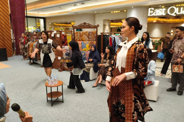 Jelajah Indonesia Lewat Wastra, dari Batik hingga Tenun Khas Nusantara