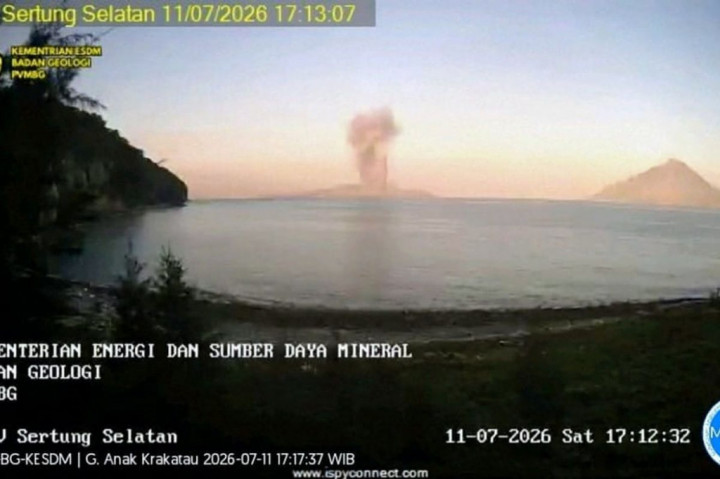 Erupsi Gunung Anak Krakatau Disertai Dentuman, Radius 3 Km Dilarang Didekati