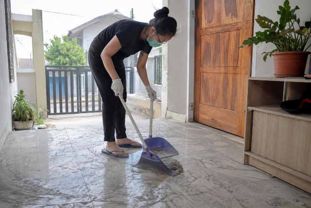 Jangan Asal Disapu, Begini Cara Membersihkan Abu Vulkanik di Rumah