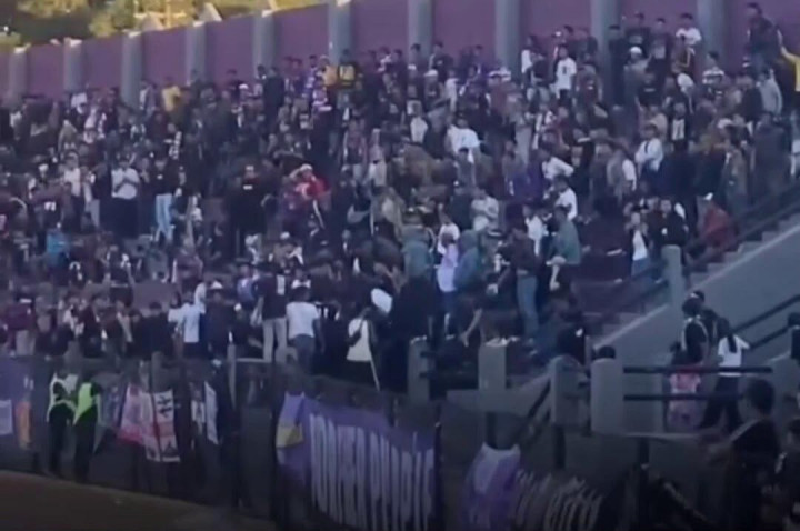 Kericuhan Suporter Pecah, Pagar Tribun Jebol di Laga Persik vs Dewa