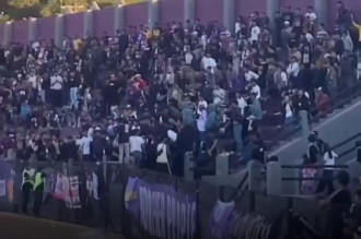 Kericuhan Suporter Pecah, Pagar Tribun Jebol di Laga Persik vs