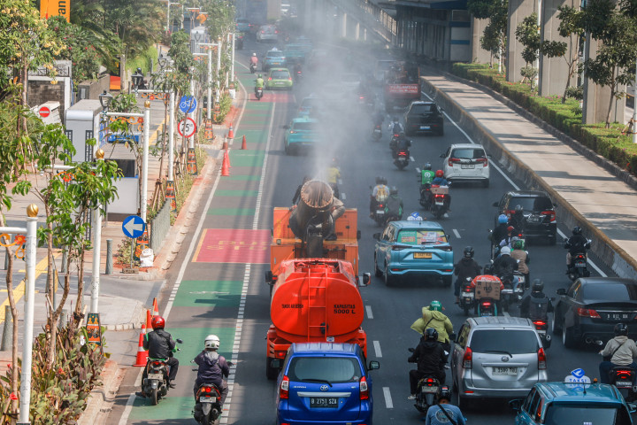 ​Jalan Rasuna Said Disemprot Water Mist untuk Kurangi Dampak Abu Vulkanik