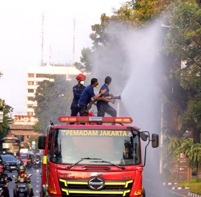  Penasaran kan? Yuk, intip deretan alasan pentingnya di balik aksi penyiraman jalanan ini!   (Foto: Dok. Instagram Pemprov DKI Jakarta/@dkijakarta)