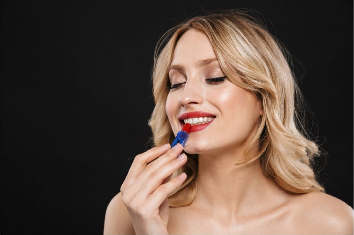 Stay On Seharian! Ladies, Ini 5 Trik Biar Lipstik Tak Gampang Crack!