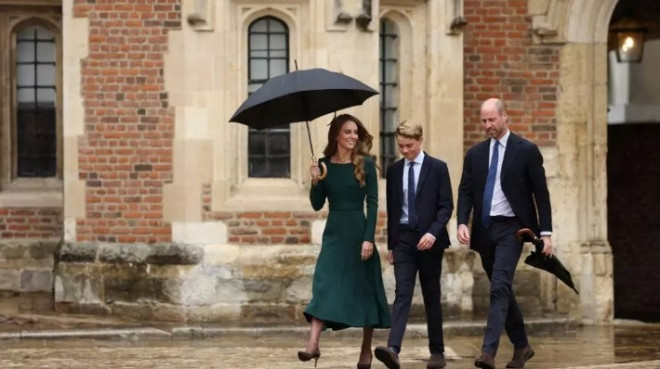 Pangeran George masuk sekolah di Eton College diantar kedua orang tuanya Pangeran Willian dan Putri Kate. DOK AFP/Adrian DENNIS/POOL